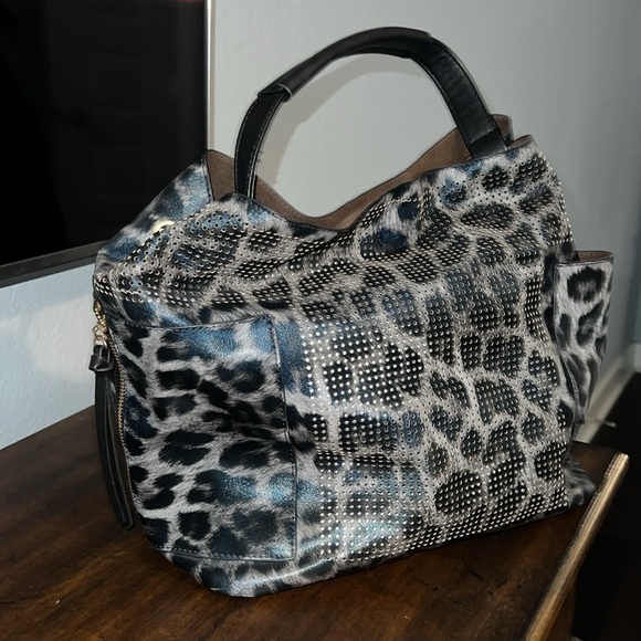 Cute blue Navy cheetah print bag with pockets and sturdy handle - Picture 2 of 4